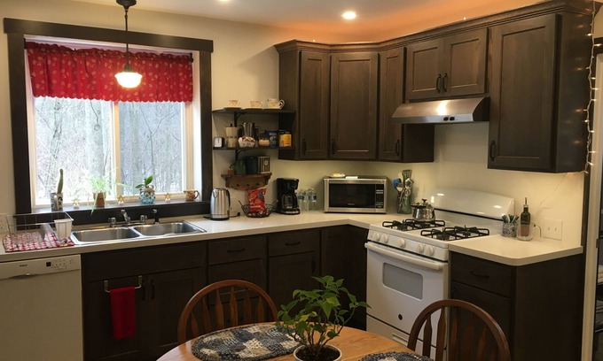 Bristolville Casa | Cozy two bedroom house close to Middlefield, and close to Route 80 and 422
