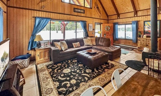 Wagon Wheel Cabina | Cozy Two Bedroom Cabin In Donnelly