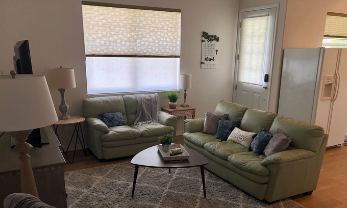 Braden River Casa | Cozy Two Bedroom Home with Full Bathroom and Kitchen minutes from Lakewood Ranch