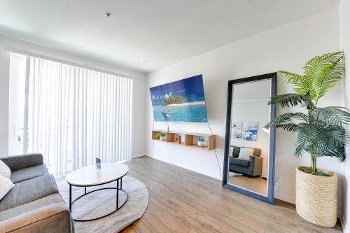 Del Rey Apartamento | Cozy Unit Conveniently Located Pool View