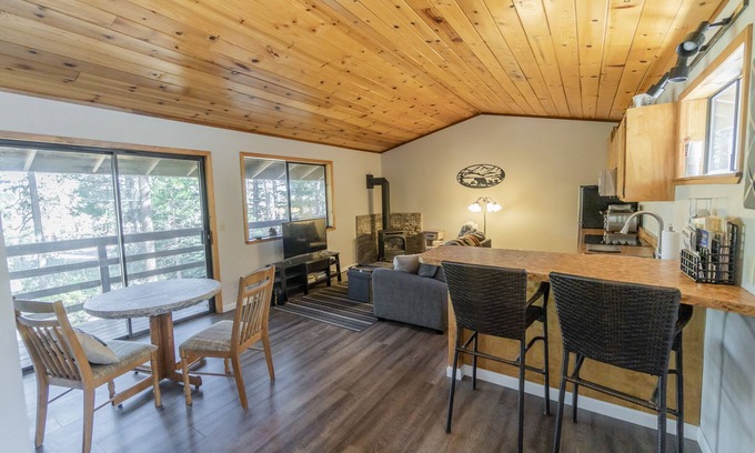 Tahoe Keys Cabina | Cozy unit, near the "Y." One minute walk to Tahoe Lagoon and forest trails!