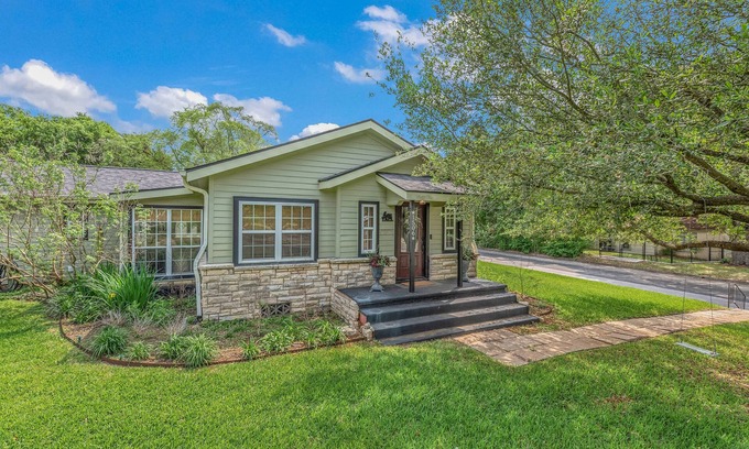 Navasota Cabaña | Cozy up at Avenue Six Cottage!