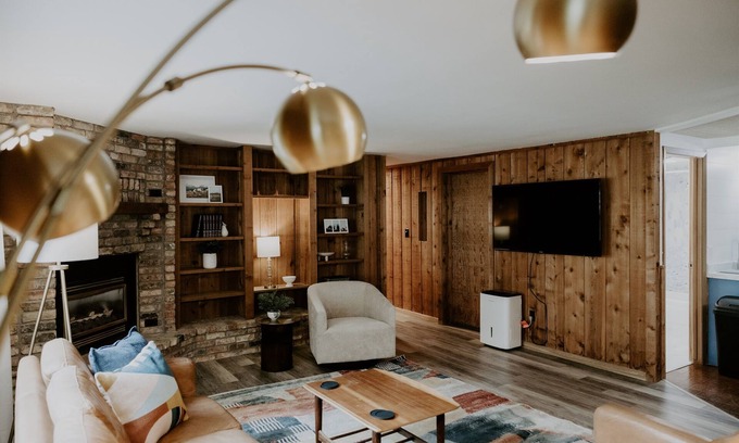 Grand Rapids Casa | Cozy MidCentury Cabin Vibe. Summer fun up north!