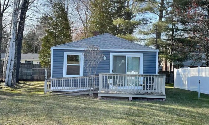 Tawas City Casa | Cozy updated 2 BR on bike path, walk to Lake Huron