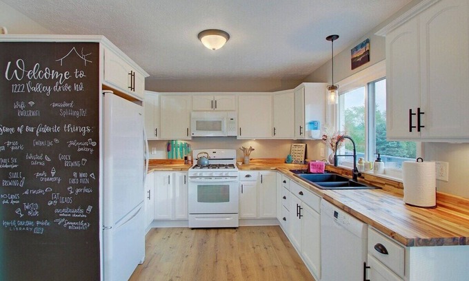 North Canton Casa | Cozy Updated Home W/ Rec Room, Outdoor Bar & Patio