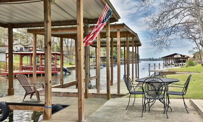 Lakeland Casa | Cozy Updated Lakefront Home
