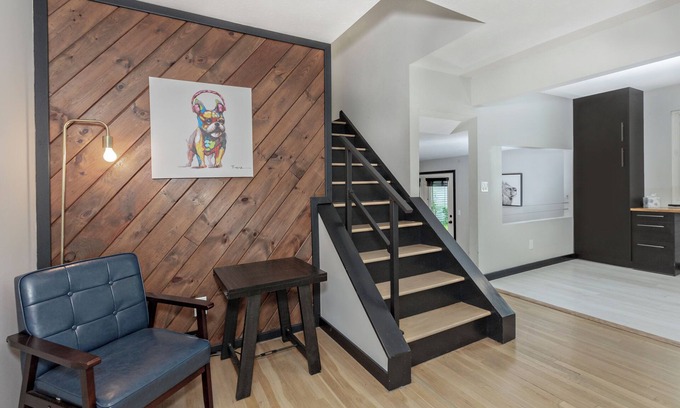 Willoughby Hills Casa | Cozy, updated modern bungalow near Downtown Willoughby
