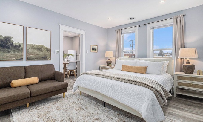 Michigan City Apartamento | Studio, Updated, 1 Block to Downtown & Mins to Beach