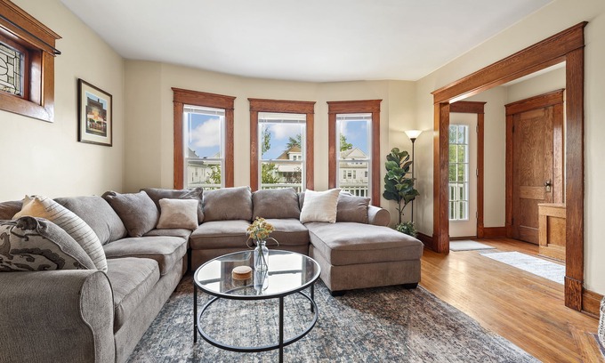 North Buffalo Apartamento | Cozy Upper 3 bed 2 full bath + loft + balcony