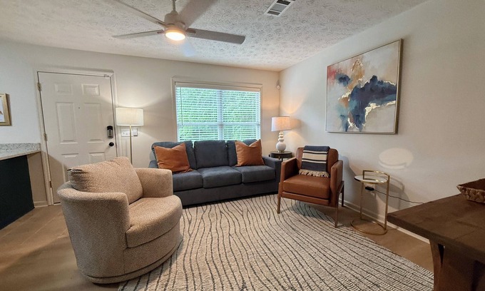 Auburn Condominio | Cozy, Upscale 2-bedroom Condo in Downtown Auburn!!