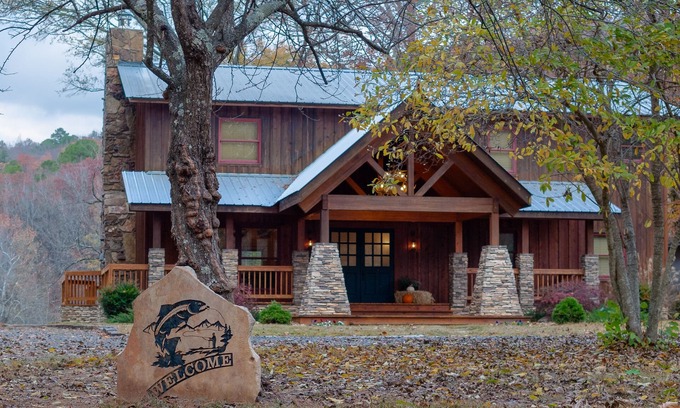 Wilburn Cabina | Cozy, upscale cabin with best view and fishing on the river!