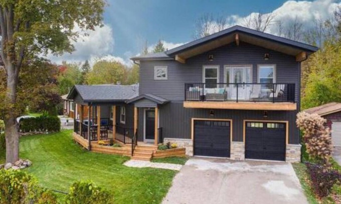 Innisfil Casa | Cozy Upstairs Suite- 2 bedroom Unit with Balcony