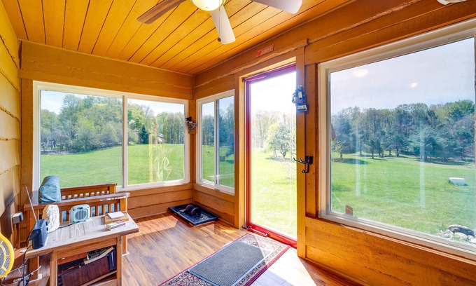 Williamstown Apartamento | Cozy Upstate New York Getaway w/ Fire Pit!