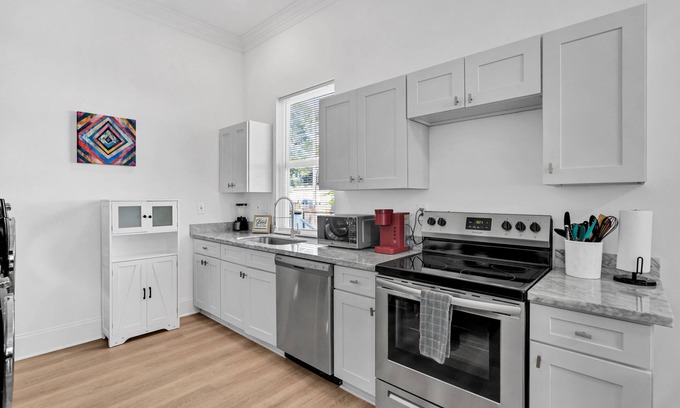 Milan Casa | Cozy Uptown Jazzy Retreat