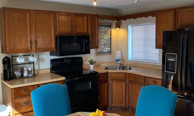 Ambridge Casa | COZY URBAN BUNGALOW Pet Friendly! Near PIT Airport, Pgh Stadiums & Museums!
