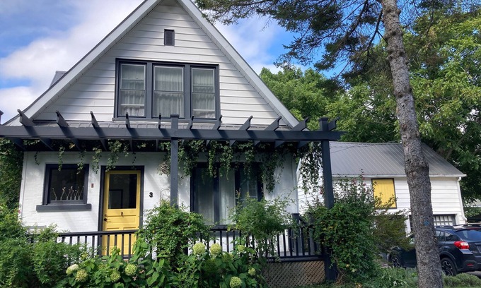 Prince Edward Casa | Cozy urban cottage in the heart of Picton