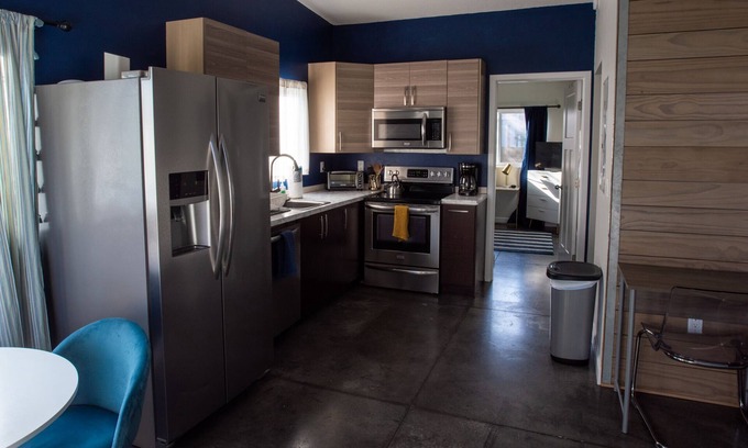 Park East Apartamento | Cozy Urban Haven: Quaint Tiny Apartment Minutes from Downtown Delights