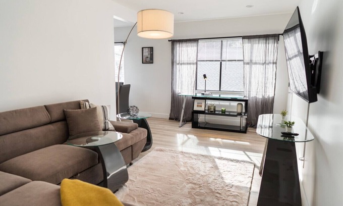 NoHo Arts District Apartamento | COZY URBAN RETREAT: NEWLY REMODELED 1BR NOHO APARTMENT w/ FENCED PATIO (p60)