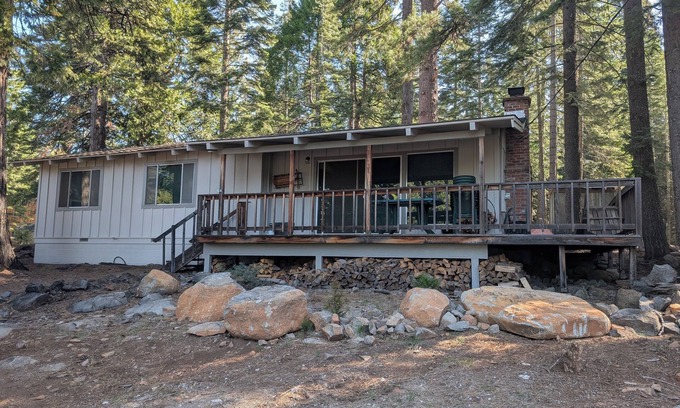 Lake Almanor Country Club Casa | Cozy 2-bedroom Cabin in Lake Almanor Country Club with ample parking