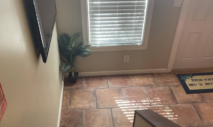 New Town Cabaña | Cozy, private, Dog friendly Key West cottage 2/1. Close to the BEACH.