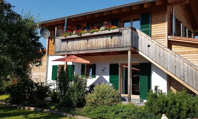Kiefersfelden Apartamento | Nuevo apartamento de 3 estrellas con un gran balcón y vistas a la montaña.