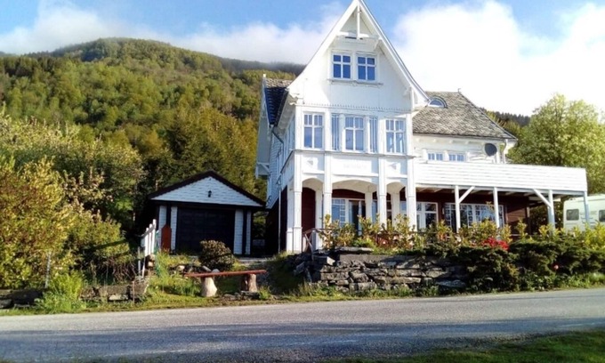 Hyllestad Condominio | Cozy vacation apartment directly on the fjord