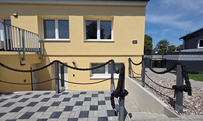 Gross Stroemkendorf Apartamento | Cozy vacation apartment "Ankerplatz" in a rural location in Groß Strömkendorf.