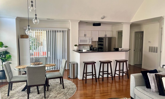 Charlotte Condominio | Cozy~ Vaulted Ceilings~ Midtown~ Elizabeth Condo