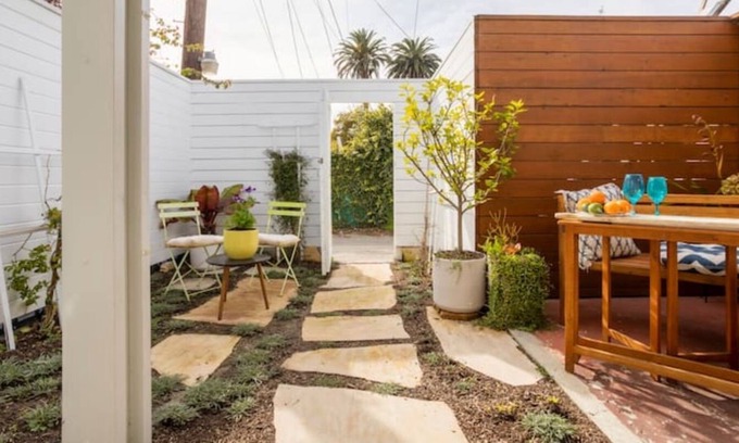 Venice Cabaña | Cozy Venice Guest House ~ 1 bed 1 bath Very Private Courtyard & Entry