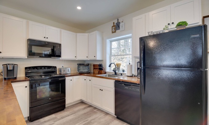 Eastern Vermont Casa | Cozy Vermont Escape - Near Golfing & Skiing!