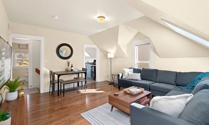 Old Town West Apartamento | Cozy Victorian Cottage in the Heart of Old Town!