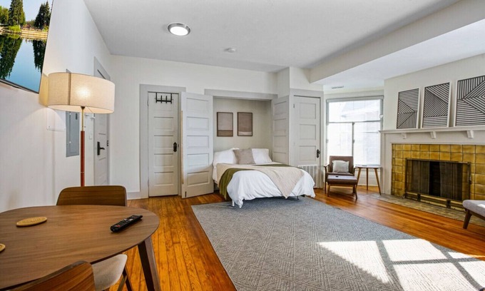 Hough Casa | Cozy Victorian Studio Steps from Cleveland Clinic