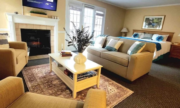 Norwich Condominio | Cozy villa at Spa, 2 min to Mohegan, king-size bed, hot tub, sauna, and pool!