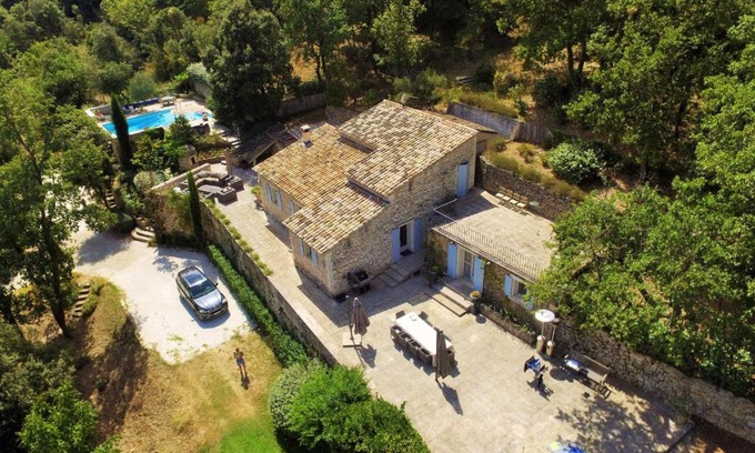 Menerbes Villa | Cozy Villa in M nerbes with Swimming Pool