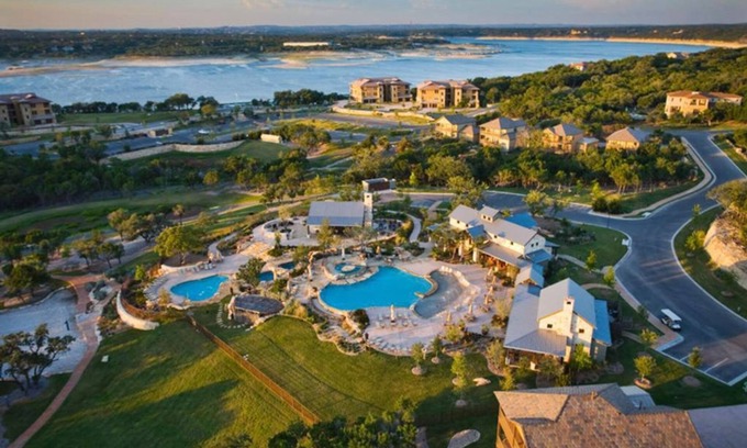 Jonestown Condominio | Acogedora villa que admite mascotas con un gran porche en Hollows Resort 4 piscinas, parrilla / bar, puerto deportivo y mucho más