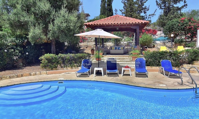 Pegeia Villa | Acogedora villa de 2 dormitorios, ubicación privilegiada Coral Bay, gran piscina, jacuzzi / sauna, tenis de mesa
