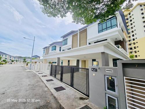 Batu Ferringhi Casa | Cozy Villa - Private Pool, 5BR, KTV, BBQ, PS5 just 3 Mins to Batu Ferringhi Beach!