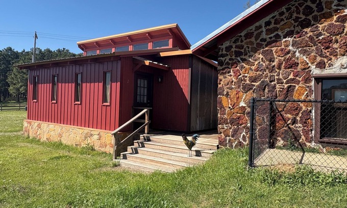 Gilmer Apartamento | Cozy vineyard studio with peaceful pond views.