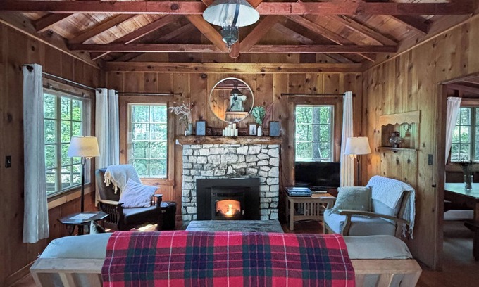 Middletown Cabina | Cozy vintage cabin with fireplace near hot spring