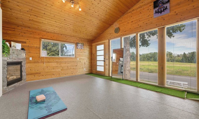 Northwest Calgary Casa | Serenity by the Green: Yoga, Near Championship Golf - Private 2BR, FREE Banff Pa