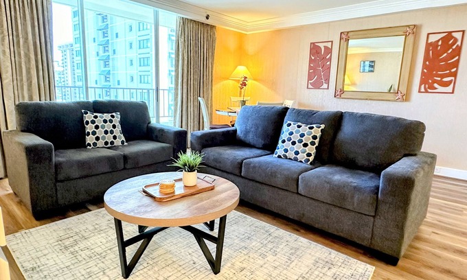 Waikiki Condominio | 2 dormitorios y 2 baños Waikiki alquiler de vacaciones con parciales vistas al mar!