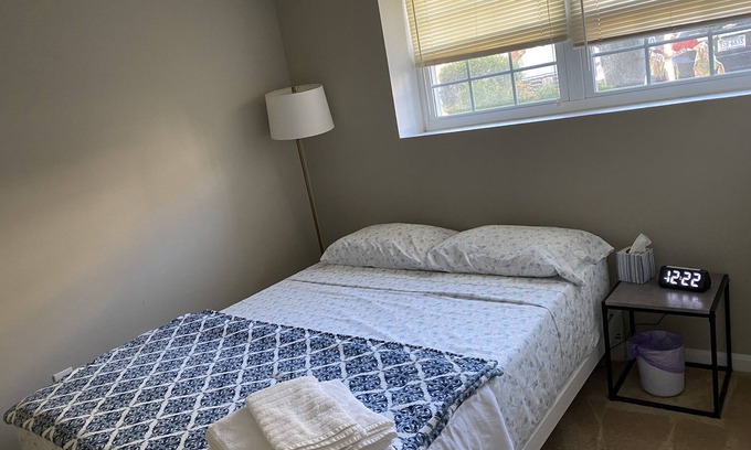 Leesburg Casa | Cozy walkout basement in a quiet townhome with 1 bedroom, 1 parking, wifi