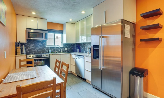 South Side Condominio | Cozy Waltham Condo ~ 11 Mi to Downtown Boston!