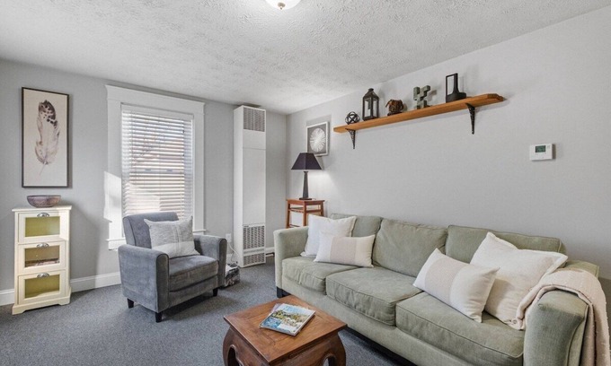 Manchester Apartamento | Cozy & Warm 2nd Flr Mid Term Rental