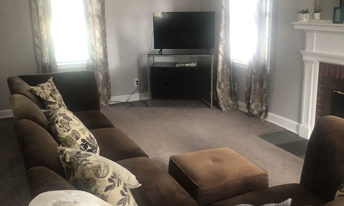 Detroit Casa | COZY WARM 82 Year old Colonel Home with private rooms