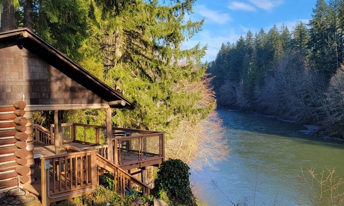 Castle Rock Cabina | Cozy Washington Log Cabin: Riverside Retreat