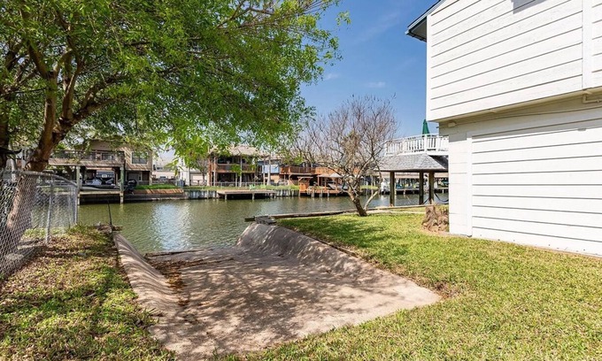 Bayou Vista Casa | Cozy Water Escape Near Galveston