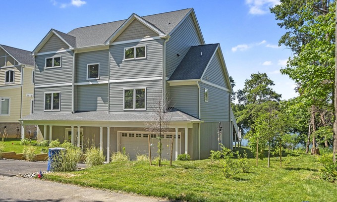 Annapolis Casa | Cozy, waterfront, 5BR 4BA house w 2 decks near USNA & downtown