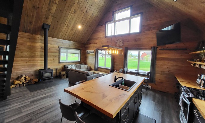 Lac du Bonnet Cabina | Cozy Waterfront Cabin on 20 Acres!