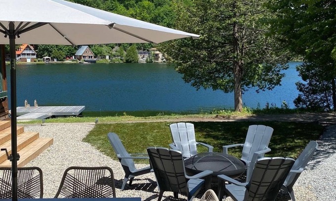 Val-des-Monts Cabaña | Cozy Waterfront Cottage on a Private Pristine Lake
